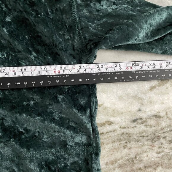 GUYS WHO WEAR SUITS MAKE ME NERVOUS Velvet Top Women L Green Cropped Long Sleeve - Picture 7 of 8